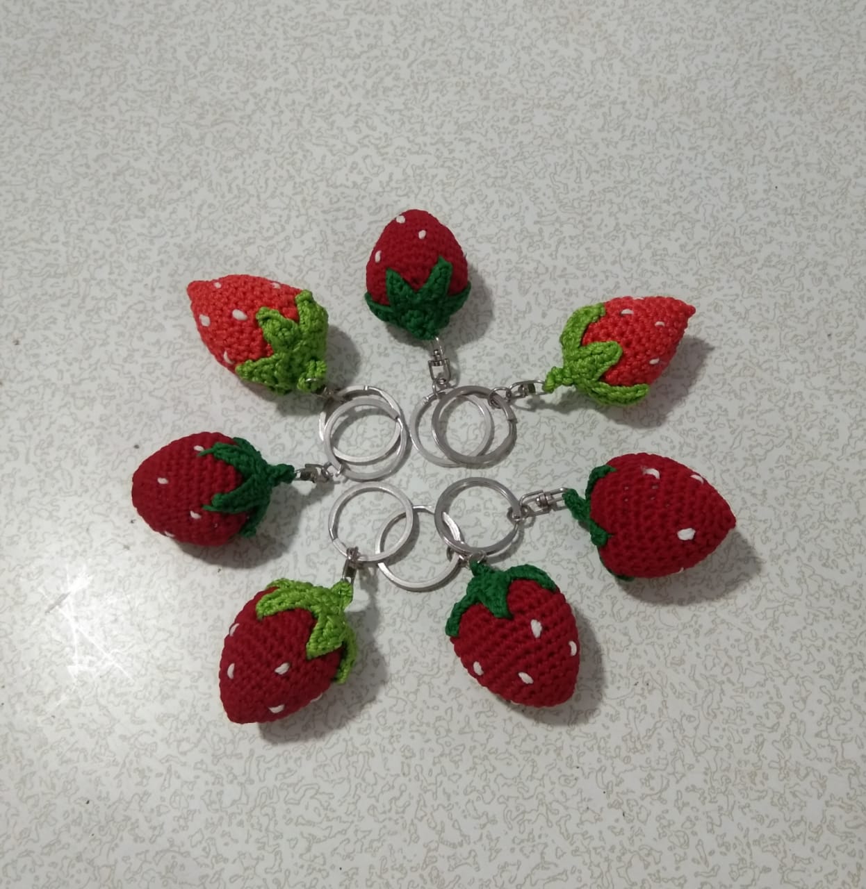 gantungan-kunci-strowbery-rajut